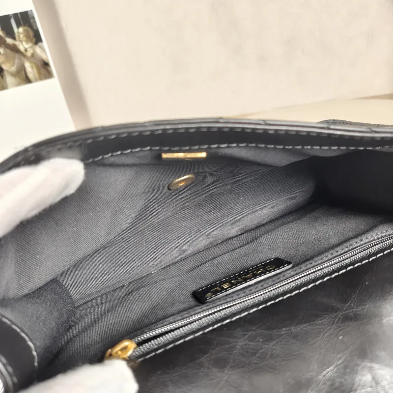 Chanel Crossbody Bag Messenger Bag Black Calfskin One Size 24.5 × 8 × 16.5 cm — detail view 3 of 13