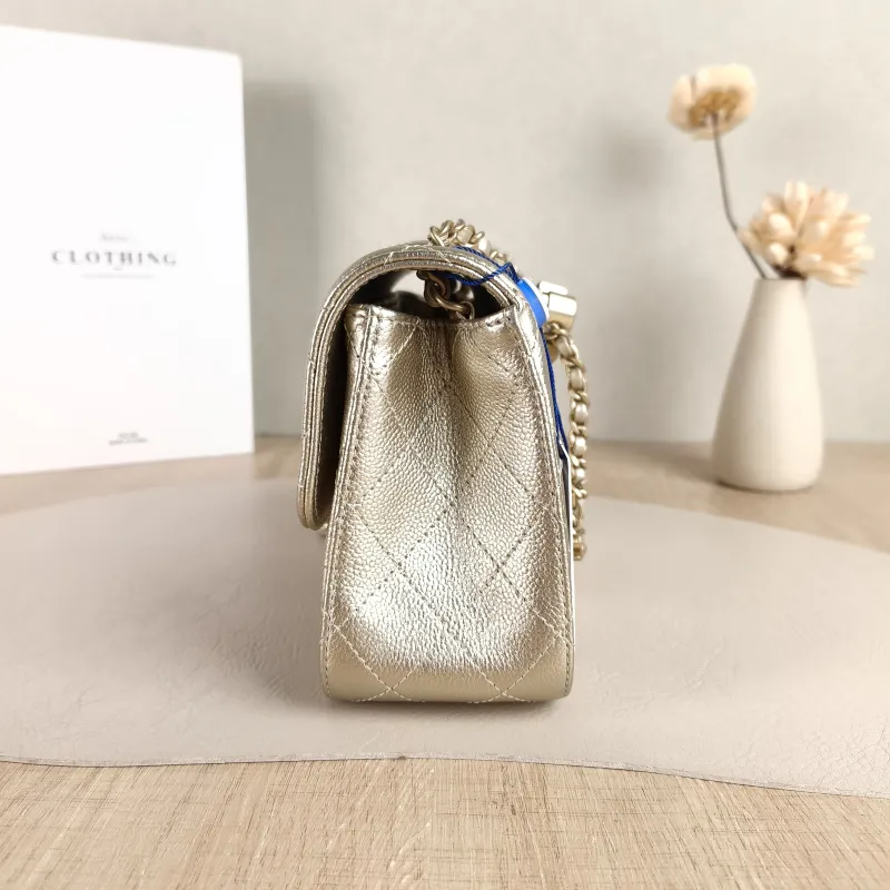 Chanel Crossbody Bag c Grained Calfskin Mini 17 × 8 × 13.5 cm — detail view 8 of 12