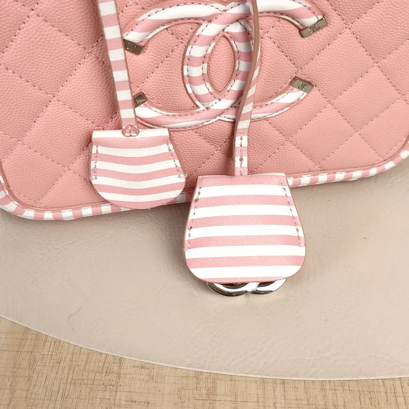 Chanel Crossbody Bag CC Filigree Vanity Cosmetic Bag White Grained Calfskin Medium21 × 8 × 16 cm — detail view 9 of 15