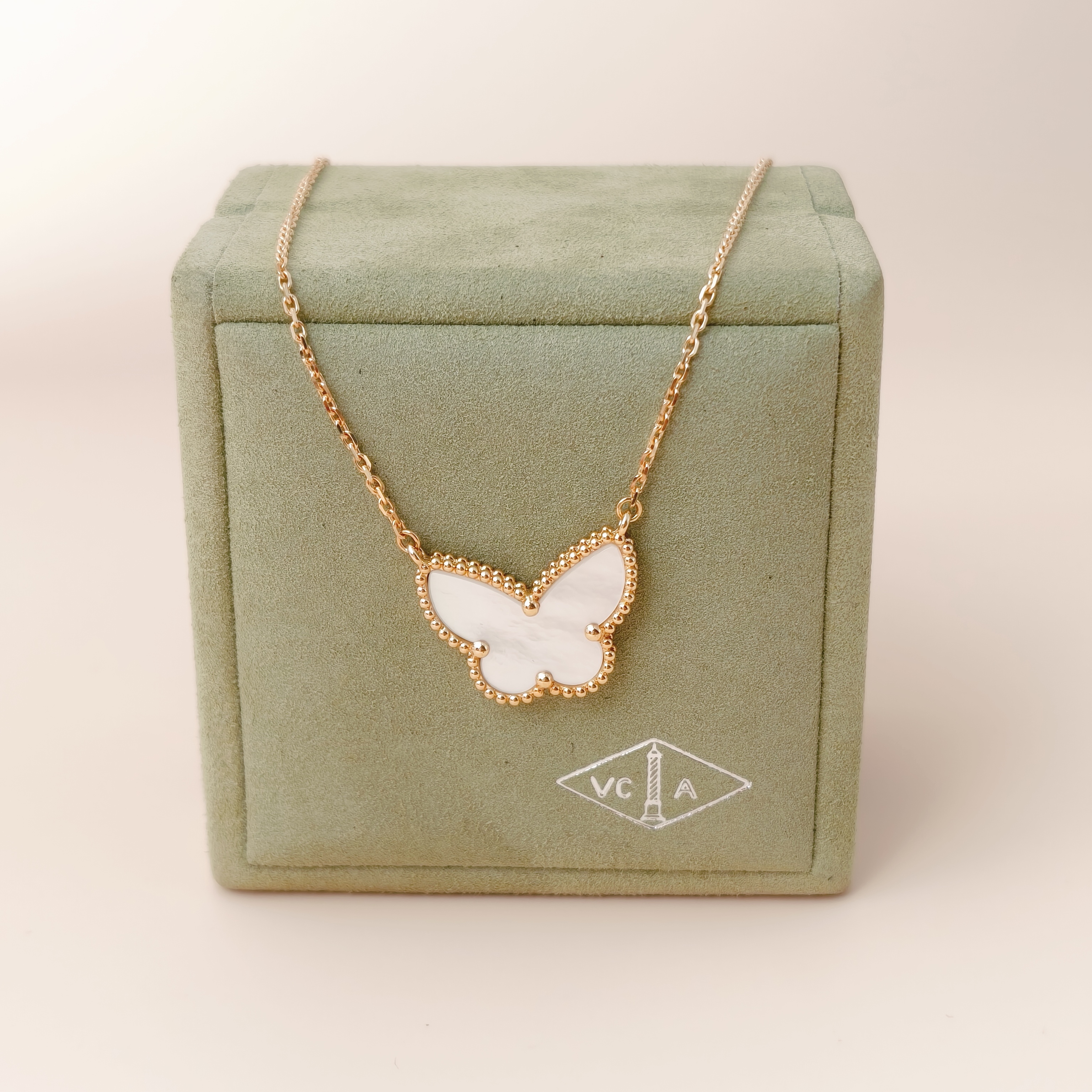 Van Cleef & Arpels Necklace Lucky Alhambra Necklace Pearl · White Mother-of-Pearl18KY ellow Gold One Size42 cm — cover view 9 of 11