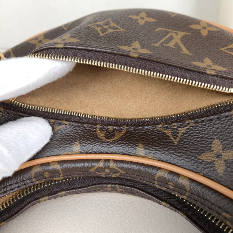 Louis Vuitton Crossbody Bag Loop Monogram PVC Small 23 × 6 × 13 cm — detail view 8 of 14