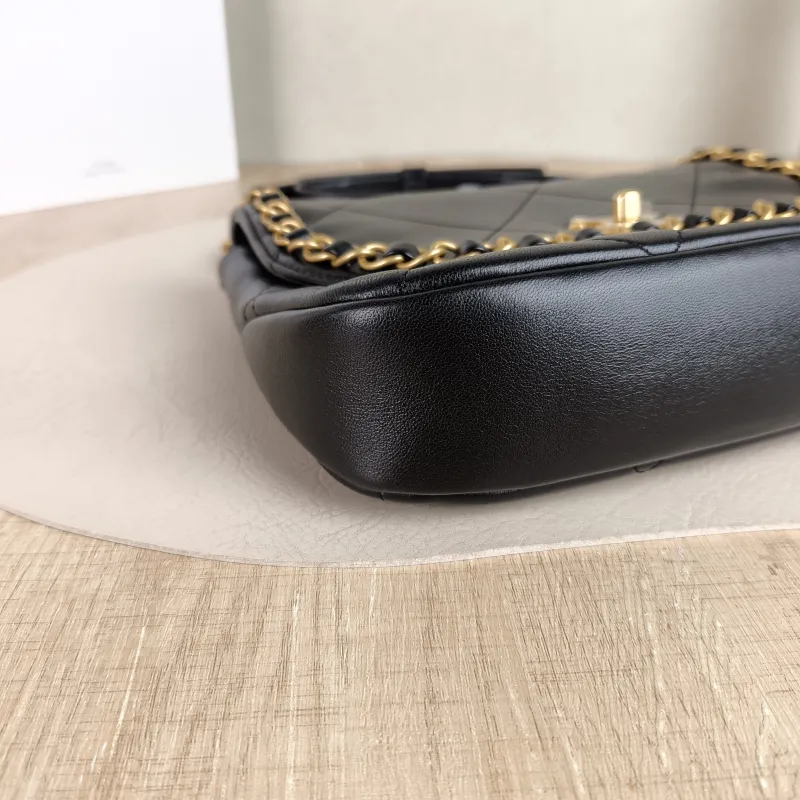 Chanel Crossbody Bag Crossbody Bag Black with Gold-Tone Hardware Lambskin One Size 24 × 6 × 15 cm — detail view 4 of 11