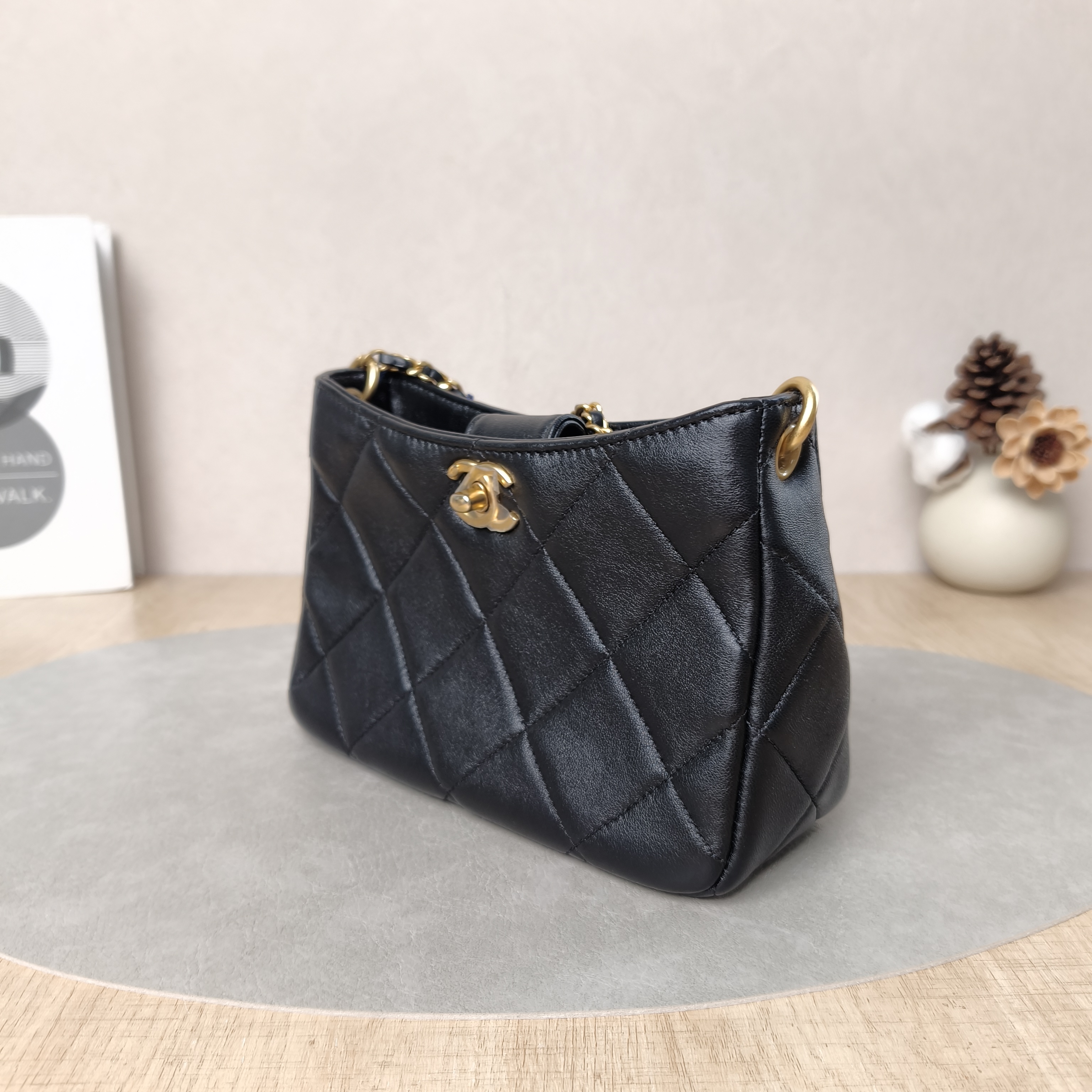 Chanel Shoulder Bag24s Pearl hobo Black Lambskin One Size20 × 7 × 14 cm — cover view 6 of 6