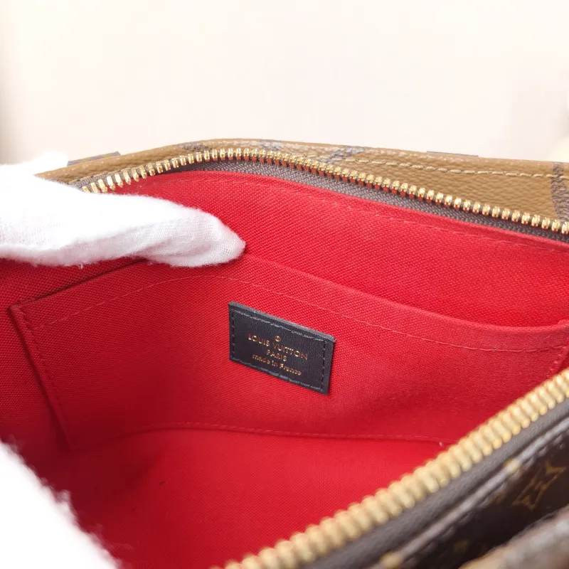 Louis Vuitton Crossbody Bag Onthego East West Monogram PVC Small 25 × 10 × 13 cm — detail view 4 of 12