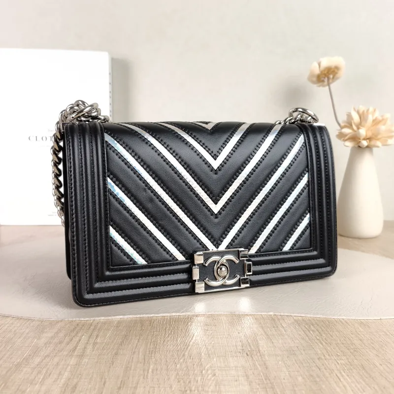 Chanel Crossbody Bagv leboy Black Lambskin Medium25 × 9 × 15 cm — cover view 4 of 5