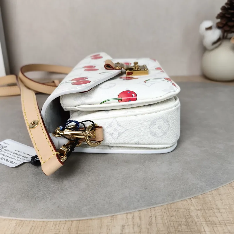Louis Vuitton Crossbody Bag Pochette Métis East West White · PVC Small21.5 × 6 × 13.5 cm — detail view 4 of 16