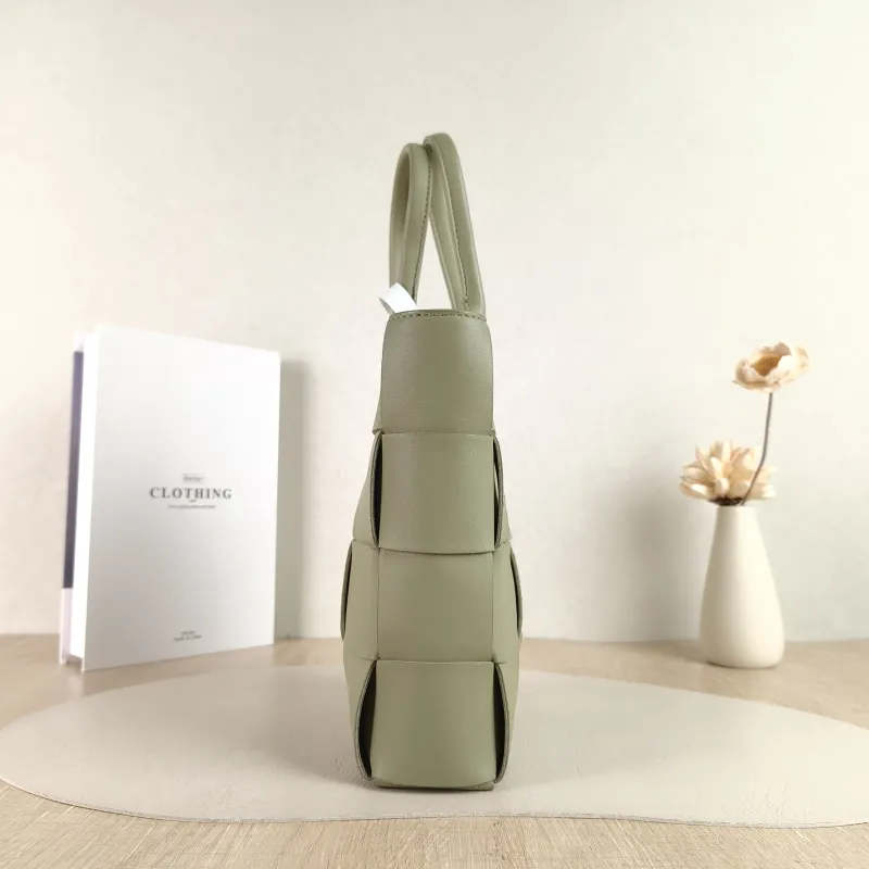 Bottega Veneta Shoulder Bag Cassette Woven Green Lambskin One Size 16.5 × 5.5 × 22 cm — detail view 6 of 9