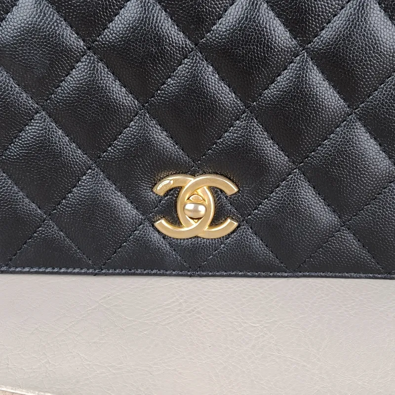 Chanel Crossbody Bag Black Grained Calfskin 21 × 9 × 15 cm — detail view 9 of 14