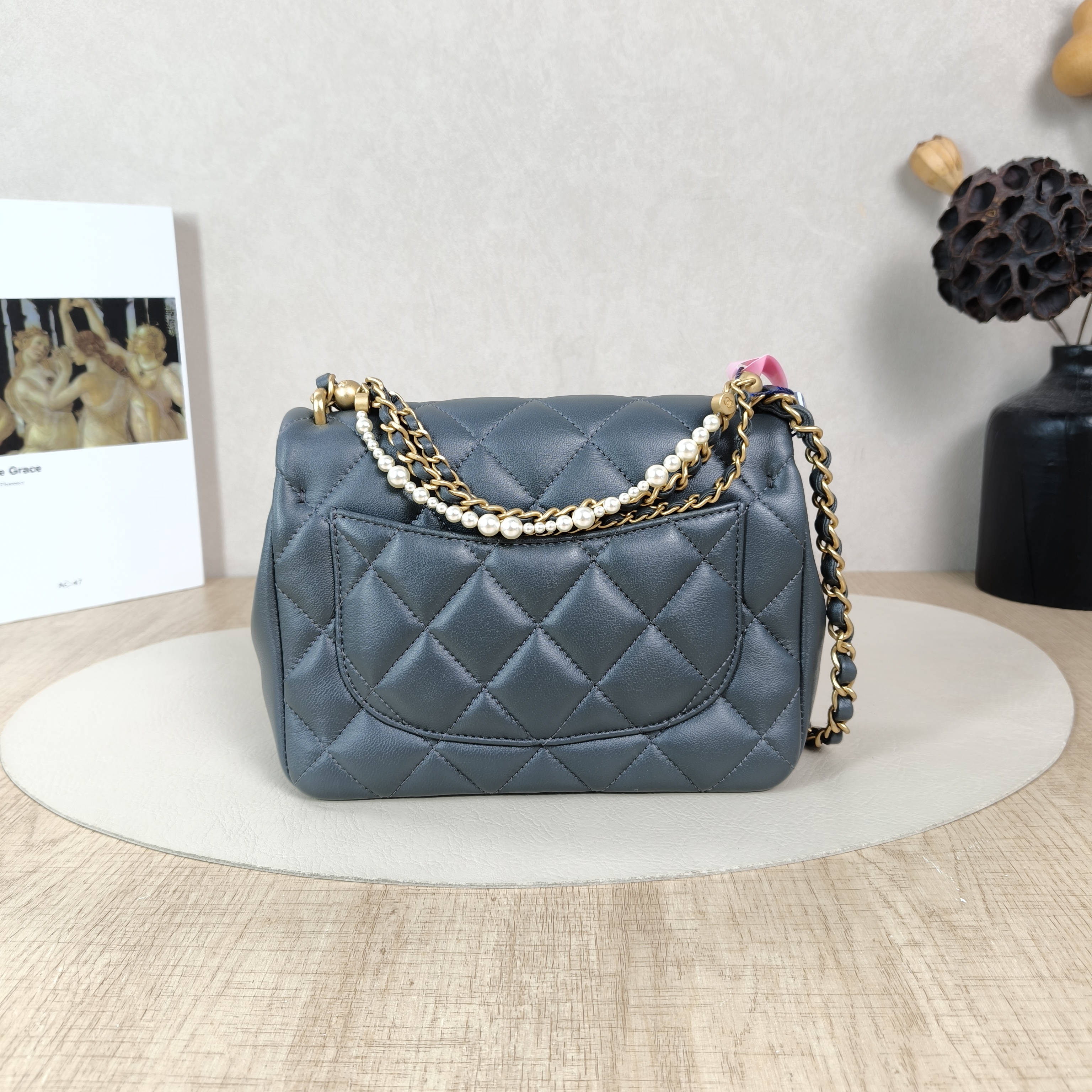 Chanel Crossbody Bag Pearl Grey Lambskin One Size19.5 × 7.5 × 14.5 cm — cover view 4 of 5