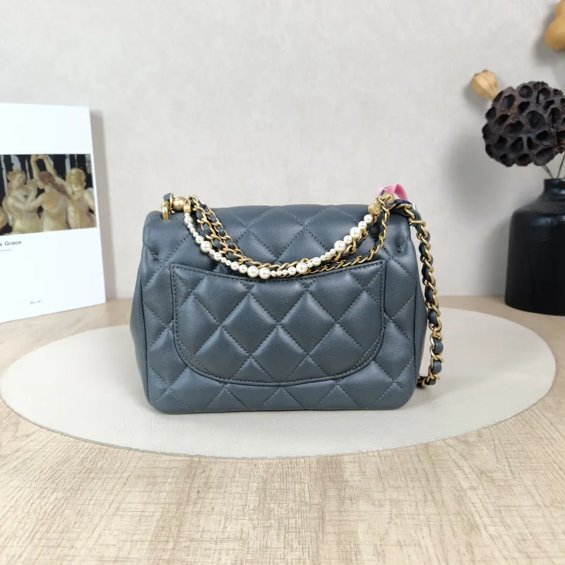 Chanel Crossbody Bag Pearl Grey Lambskin One Size19.5 × 7.5 × 14.5 cm — cover view 4 of 5