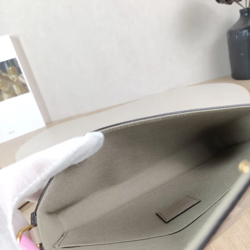 Louis Vuitton Crossbody Bag Pochette Félicie · White Calfskin Small 21 × 3 × 12 cm — detail view 1 of 15