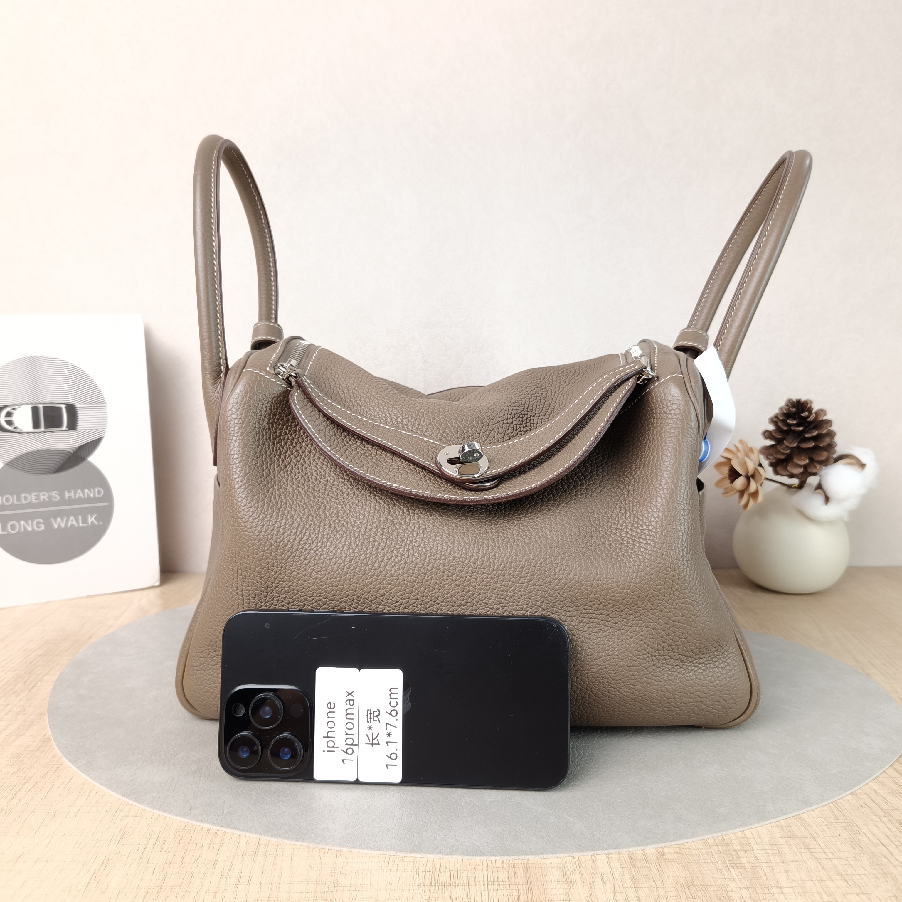 Hermès Shoulder Bag Lindy 30 TC Calfskin Medium30 × 15 × 19 cm — cover view 3 of 5