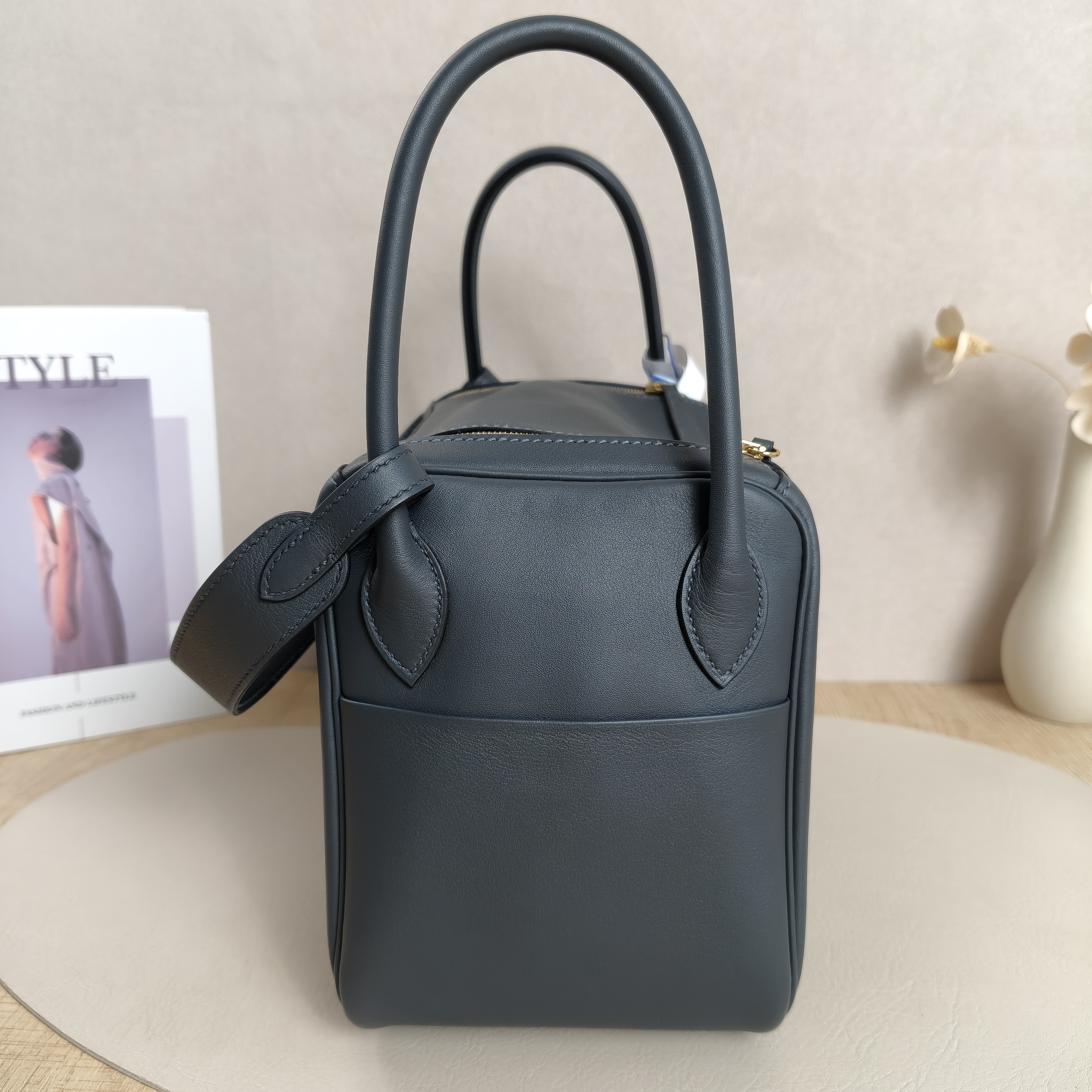 Hermès Crossbody Bag Lindy 26H0 89Black Calfskin Small26 × 12 × 18 cm — cover view 2 of 12