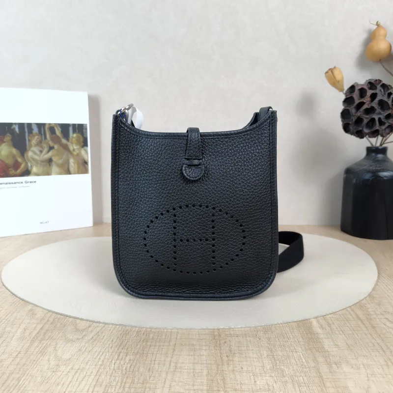 Hermès Crossbody Bag Evelyne Mini 16 Mini 16Black Clemence Taurillon TC Calfskinmini17 × 5.5 × 18 cm