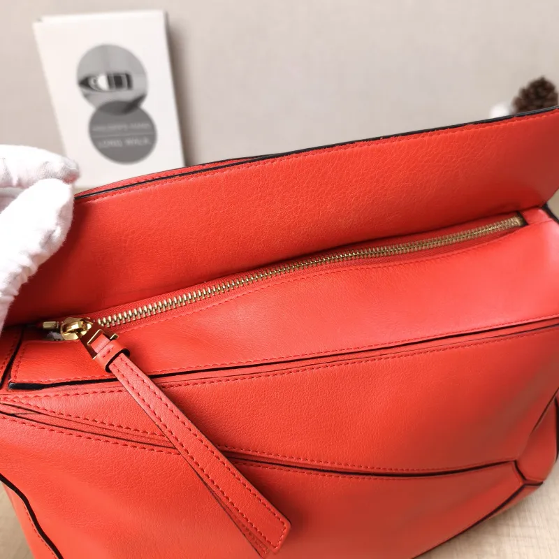 LOEWE Crossbody Bag Puzzle Red Calfskin Medium29 × 14 × 19.5 cm — detail view 16 of 17
