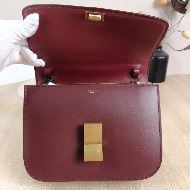CELINE Crossbody Bag Classic Box Red Calfskin Medium24 × 7 × 18 cm — detail view 11 of 13