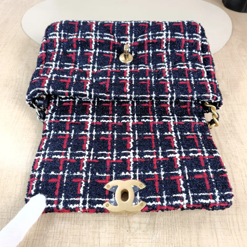 Chanel Crossbody Bag19Bag Navy Small26 × 9 × 16 cm — detail view 11 of 13