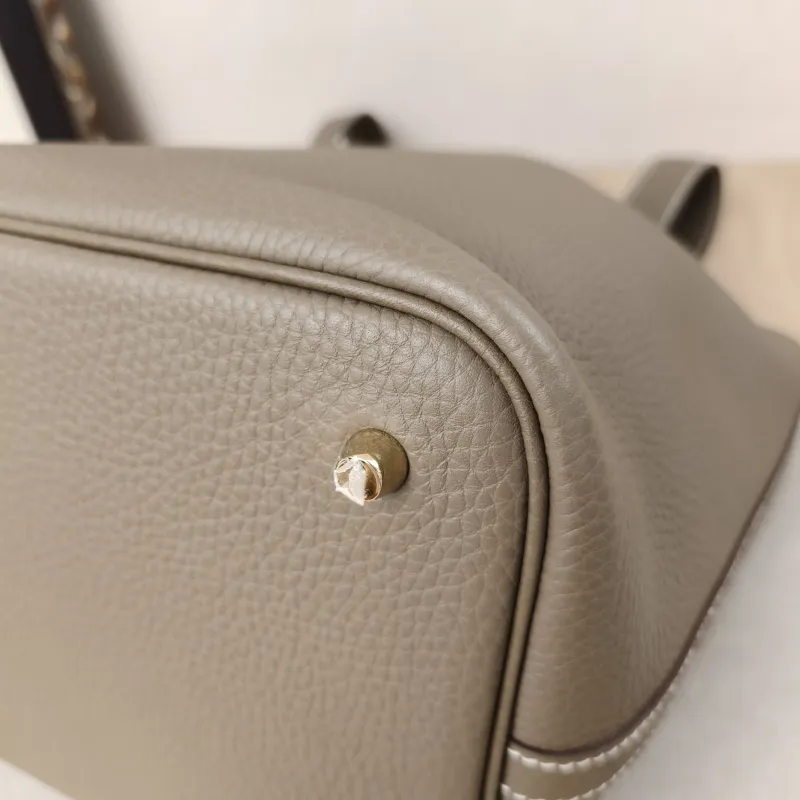 Hermès Top Handle Bag Picotin Lock 22 22 Clemence Taurillon TC Calfskin Medium22 × 18 × 21 cm — detail view 6 of 17