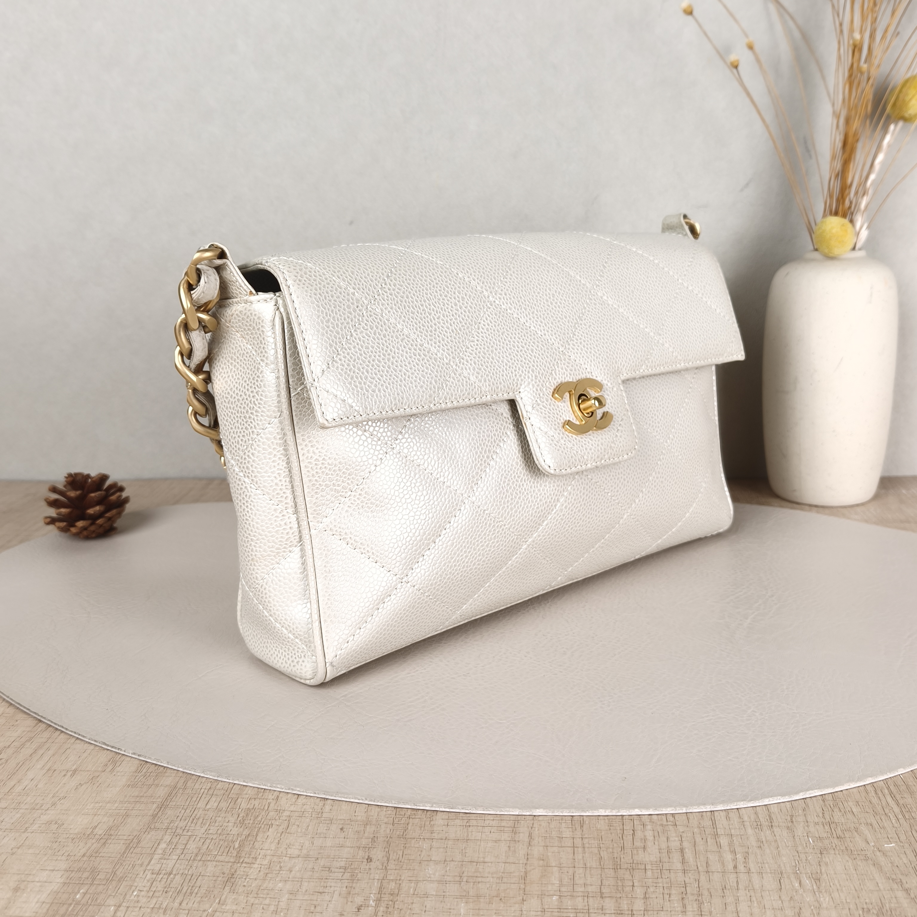 Chanel Shoulder Bag White Grained Calfskin One Size25 × 6 × 16 cm — cover view 2 of 5