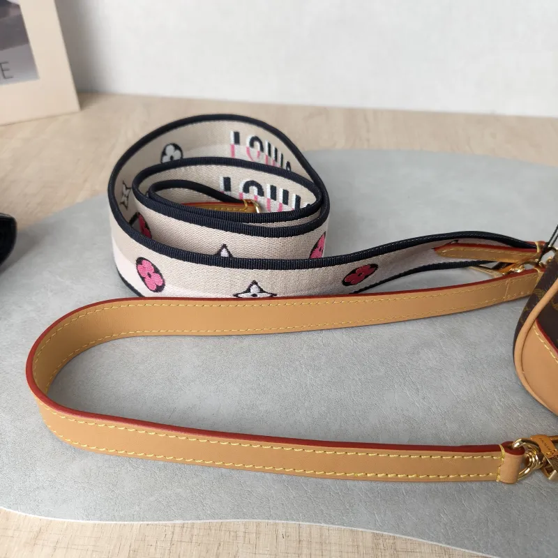 Louis Vuitton Crossbody Bag Diane Baguette Bag Shoulder Strap PVC Small 24 × 9 × 15 cm — detail view 3 of 14