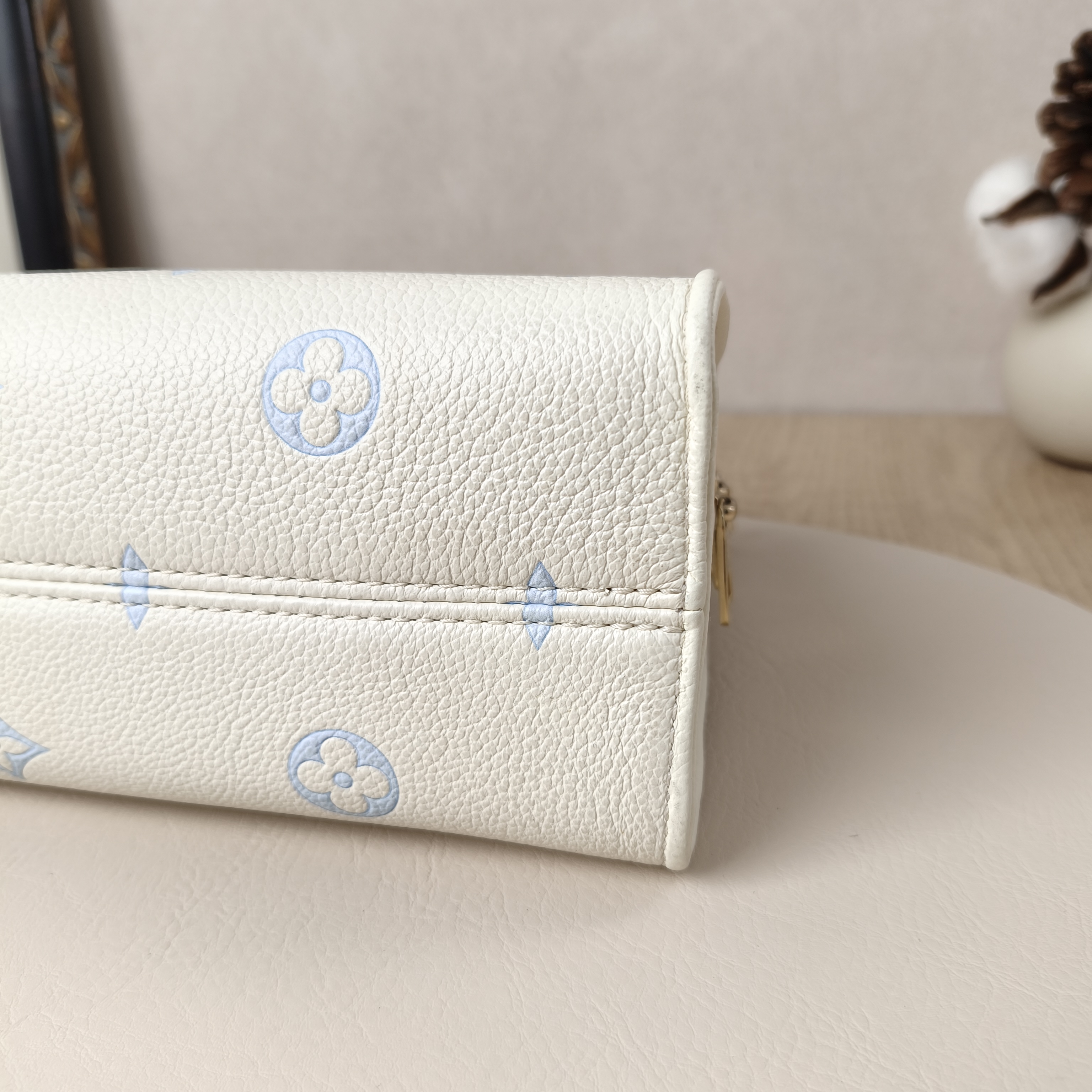 Louis Vuitton Crossbody Bag Onthego East West Two Straps White · Blue Monogram Empreinte Embossed Calfskin Small25 × 10 × 13 cm — cover view 4 of 10