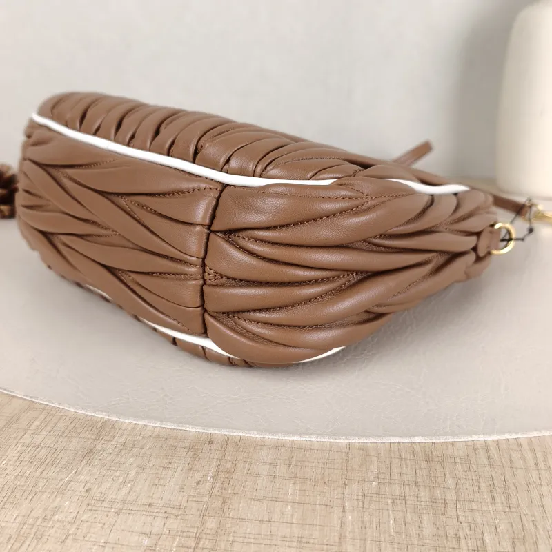 Miumiu Shoulder Bag Wander Matelassé Hobo Lambskin Small 20 × 6 × 17 cm — detail view 10 of 12