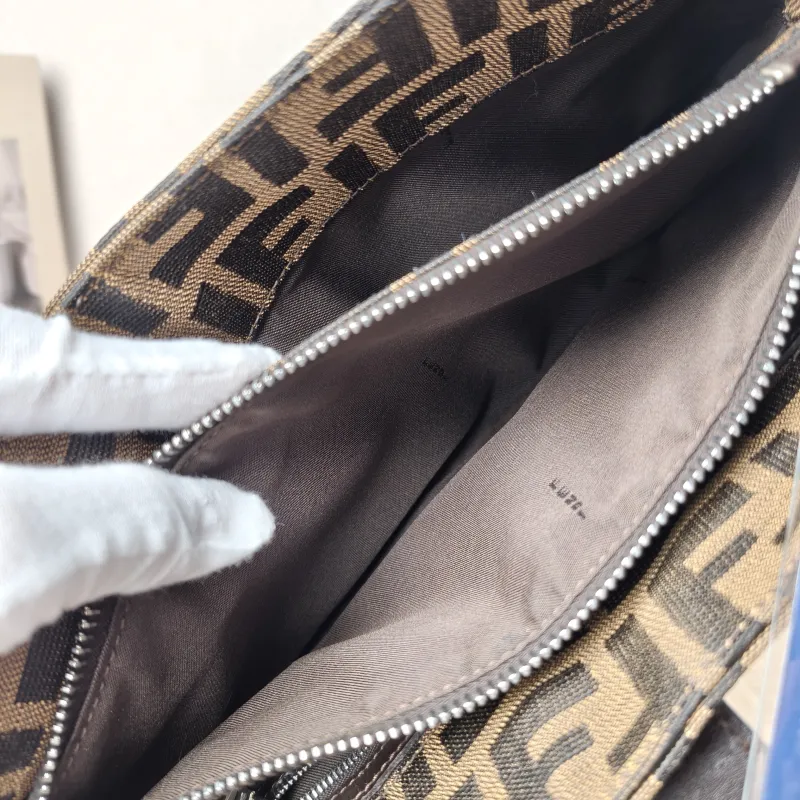 FENDI Shoulder Bag hobo Shoulder Bag Monogram Canvas 32 × 11 × 19.5 cm — detail view 2 of 11
