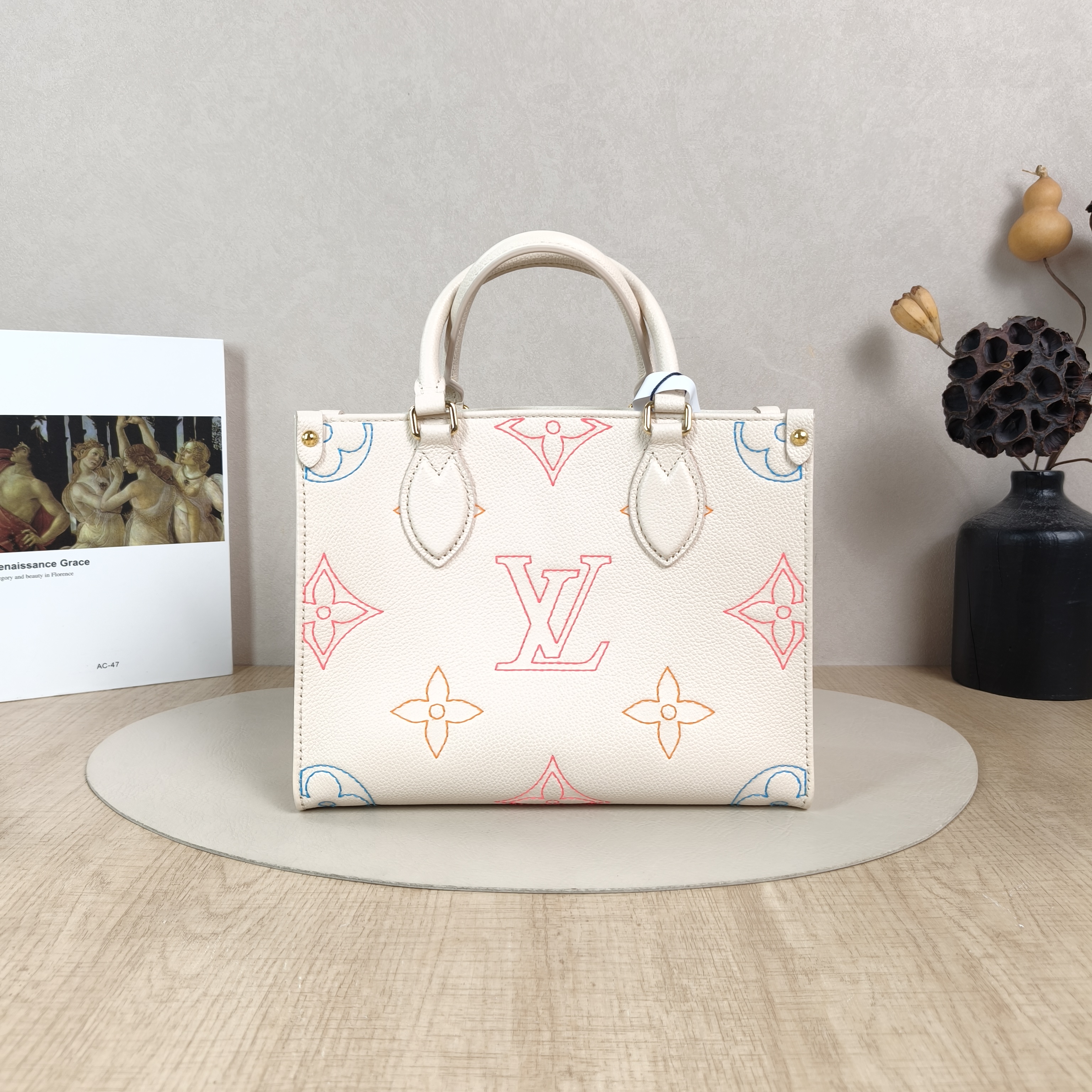 Louis Vuitton Top Handle Bag Onthego White · Embroidered Calfskin Small25 × 11.5 × 19 cm