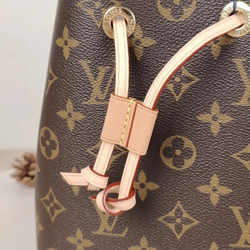 Louis Vuitton Crossbody Bag NÉONOÉ Bucket Bag BB Monogram PVC BB 20 × 13 × 20 cm — detail view 5 of 10