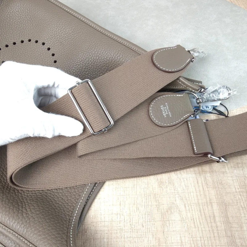 Hermès Crossbody Bag Evelyne 29 29 Taurillon Clemence TC Calfskin Small 29 × 8 × 30 cm W — detail view 6 of 12