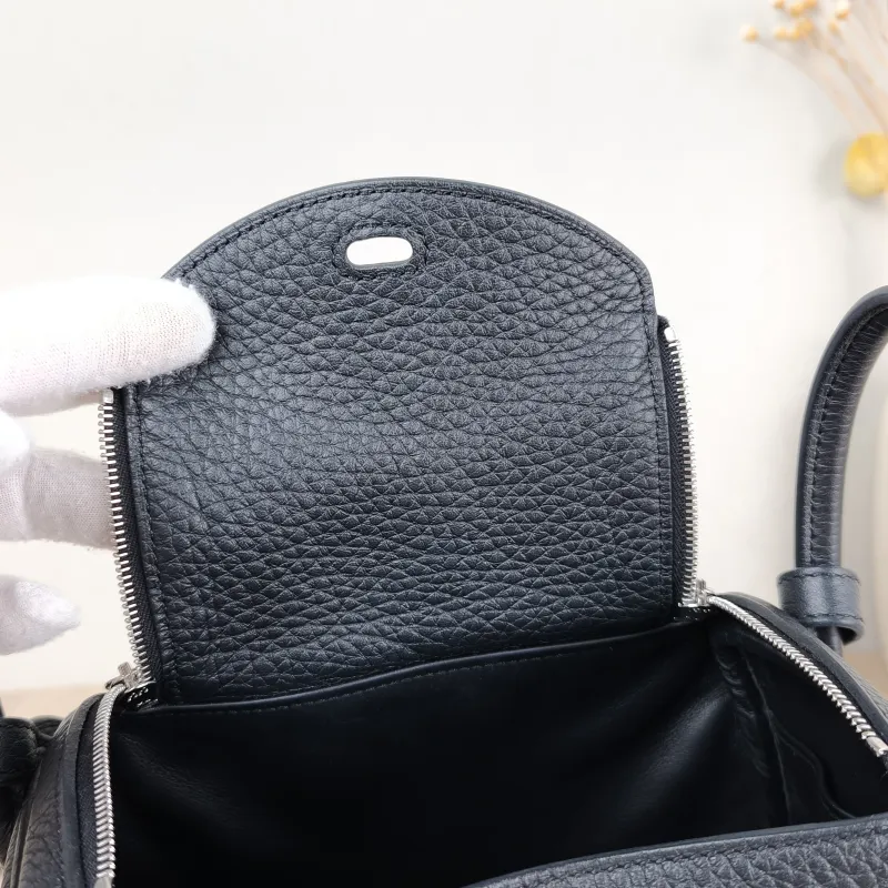 Hermès Crossbody Bag Lindy Mini 19 89Black TC Calfskin Mini 19 × 9.5 × 13 cm K — detail view 9 of 11