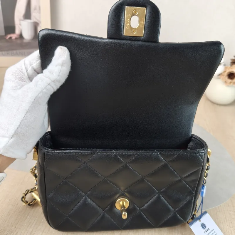 Chanel Crossbody Bag Pearl Black Lambskin One Size 18 × 6 × 13 cm — detail view 5 of 12