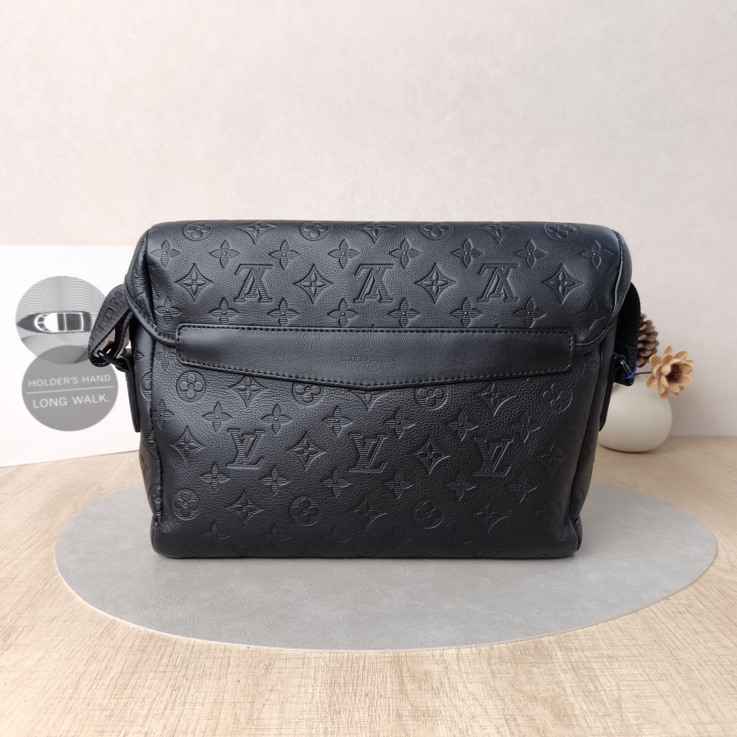 Louis Vuitton Crossbody Bag Voyager Messenger Bag Edition Black Calfskin Small33 × 11 × 22.5 cm — cover view 3 of 6