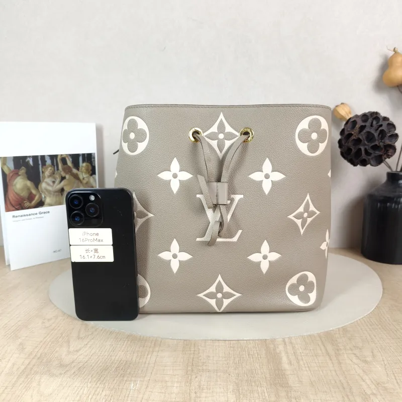 Louis Vuitton Shoulder Bag NÉONOÉ Bucket Bag · White Empreinte Embossed Calfskin Medium 26 × 17.5 × 26 cm — cover view 3 of 5