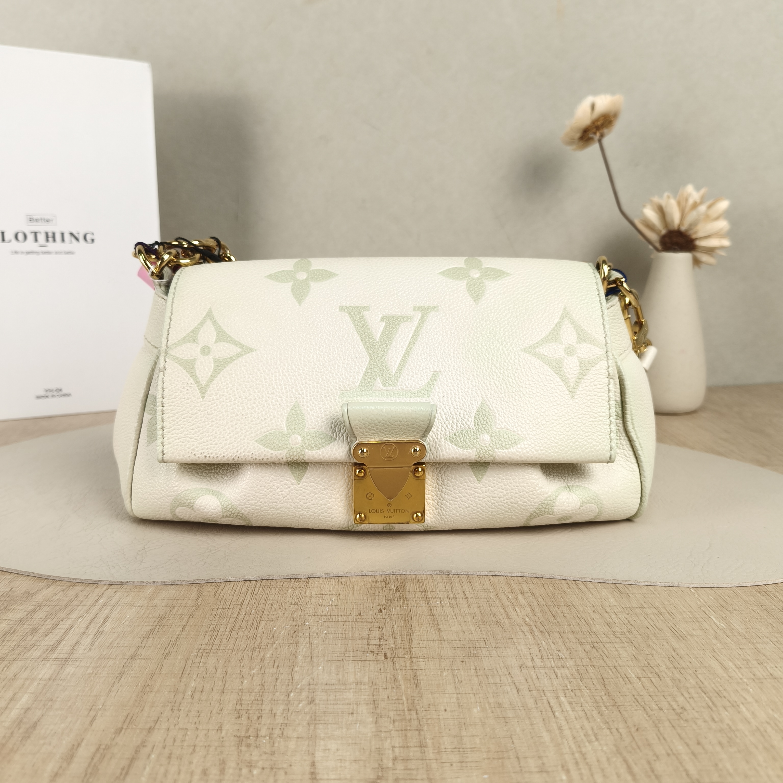 Louis Vuitton Crossbody Bag Favorite White · Green Empreinte Embossed Calfskin Medium24 × 9 × 14 cm