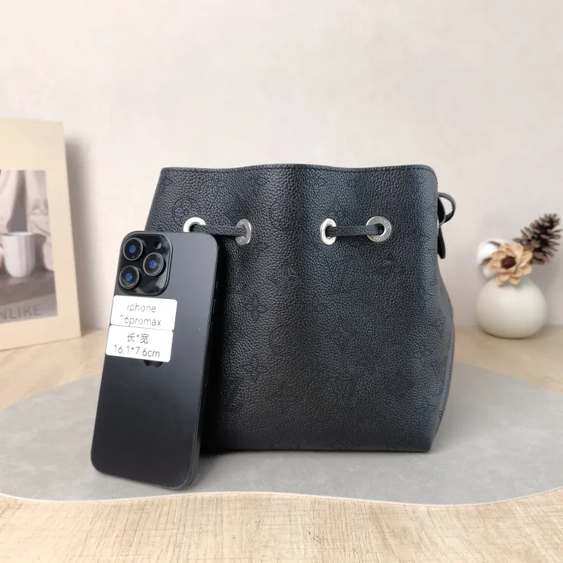 Louis Vuitton Crossbody Bag BELLA Black Calfskin One Size 22 × 14 × 19 cm — cover view 2 of 5