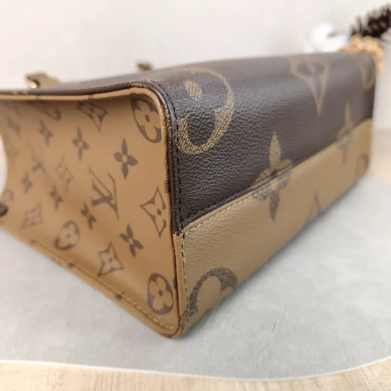 Louis Vuitton Shoulder Bag Onthego Monogram PVC Small 25 × 11.5 × 19 cm — detail view 4 of 11