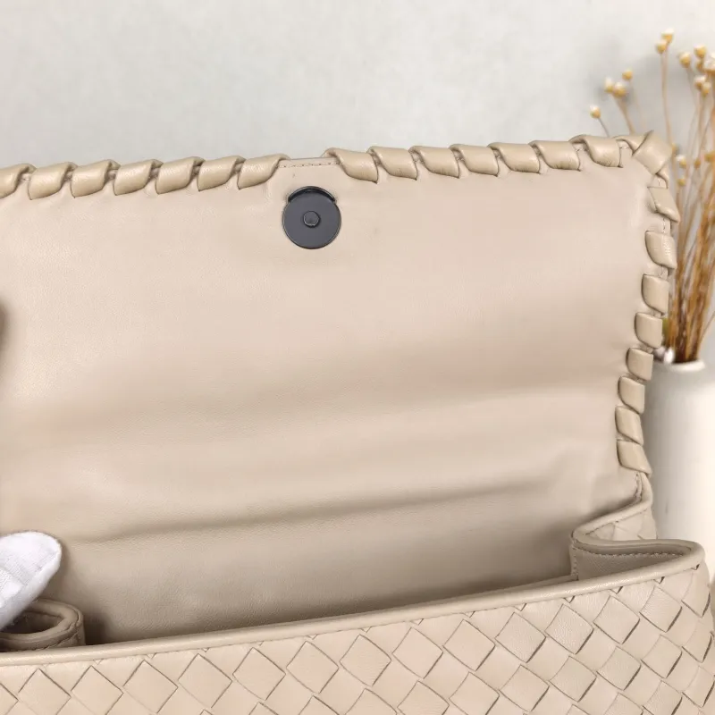 Bottega Veneta Shoulder Bag Woven Messenger Bag Pink Lambskin One Size24 × 8 × 17 cm — detail view 9 of 12