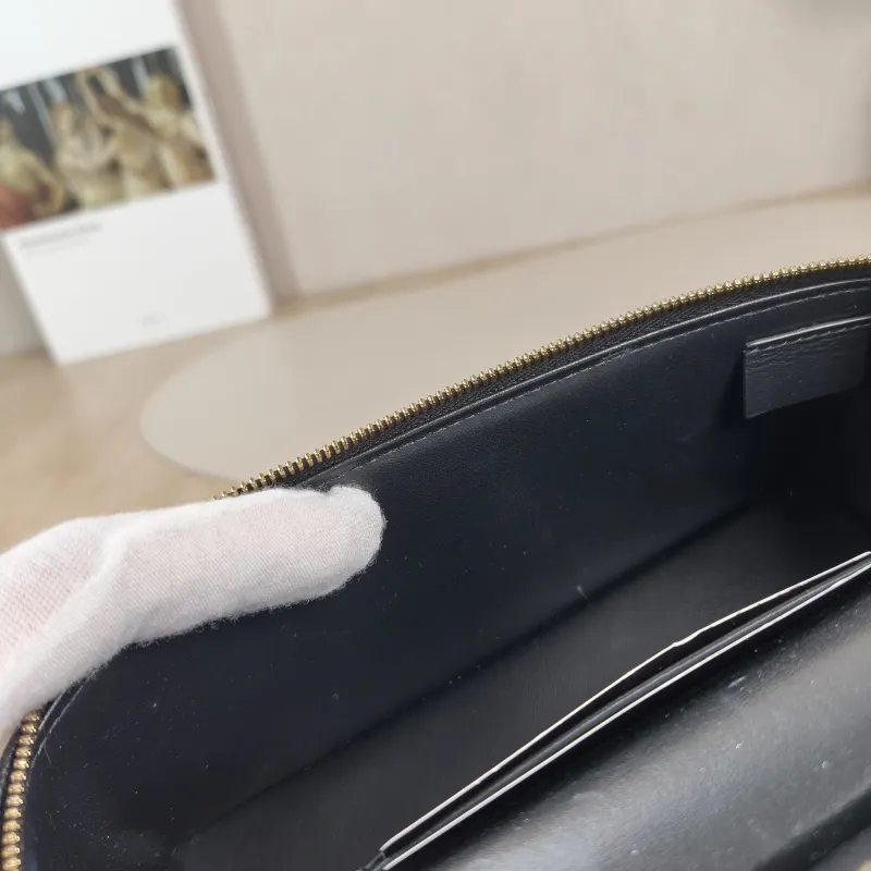 Chanel Crossbody Bag lp Black Grained Calfskin One Size19.5 × 5 × 17 cm — detail view 11 of 13