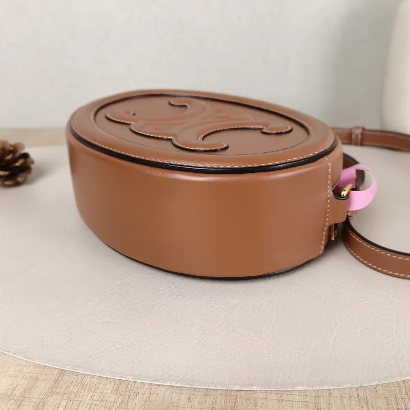 CELINE Crossbody Bag Cuir Triomphe Brown Calfskin Large 20 × 6 × 15 cm — detail view 2 of 10