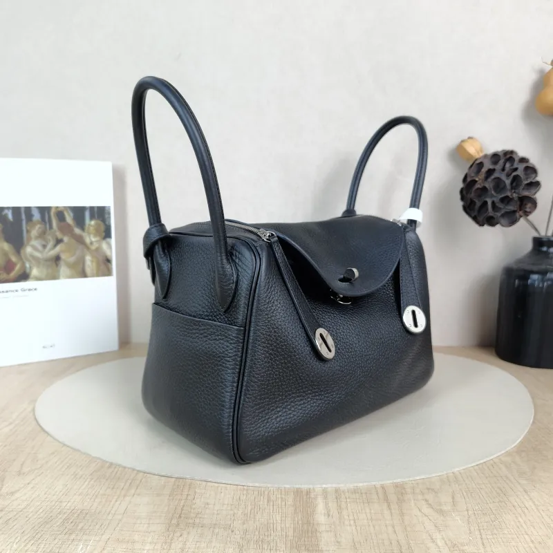 Hermès Crossbody Bag Lindy 26 89Black Taurillon Clemence TC Calfskin Small 26 × 12 × 18 cm B — cover view 3 of 6