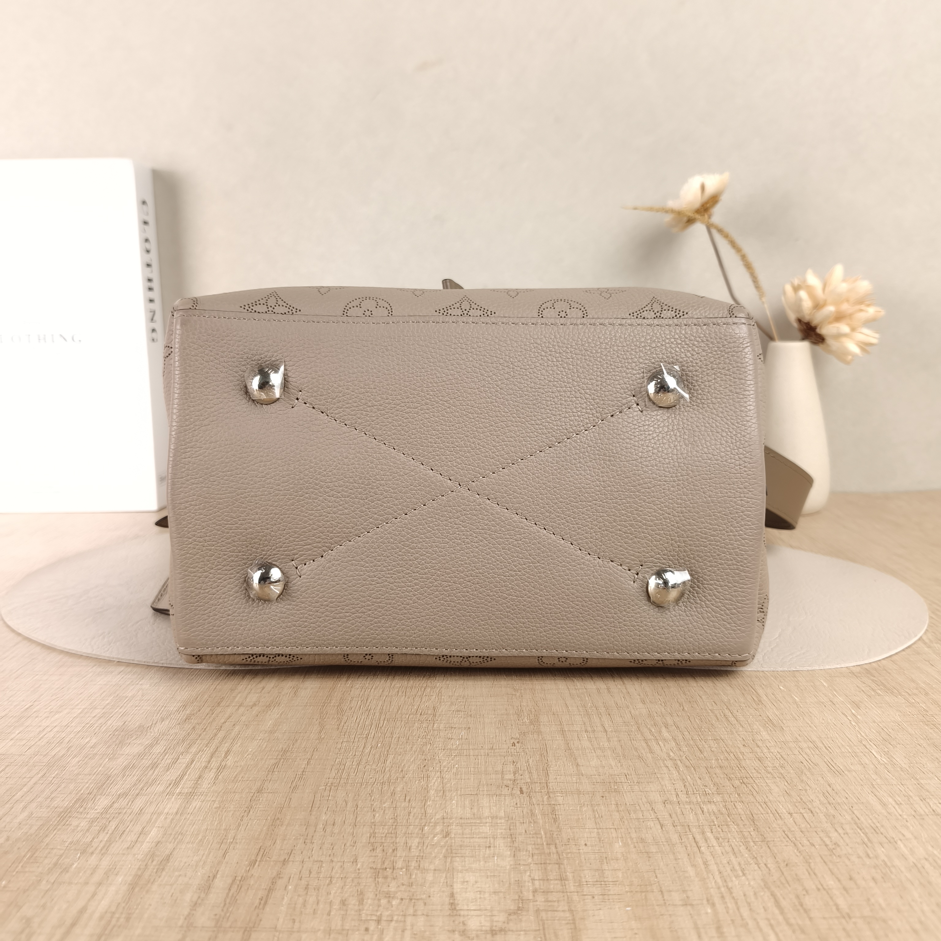 Louis Vuitton Shoulder Bag Muria Grey Calfskin One Size26 × 14 × 26 cm — cover view 4 of 5