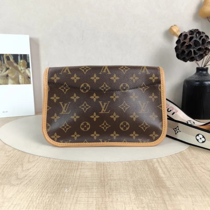 Louis Vuitton Crossbody Bag Diane Baguette Bag Shoulder Strap PVC Small24 × 9 × 15 cm — cover view 4 of 6
