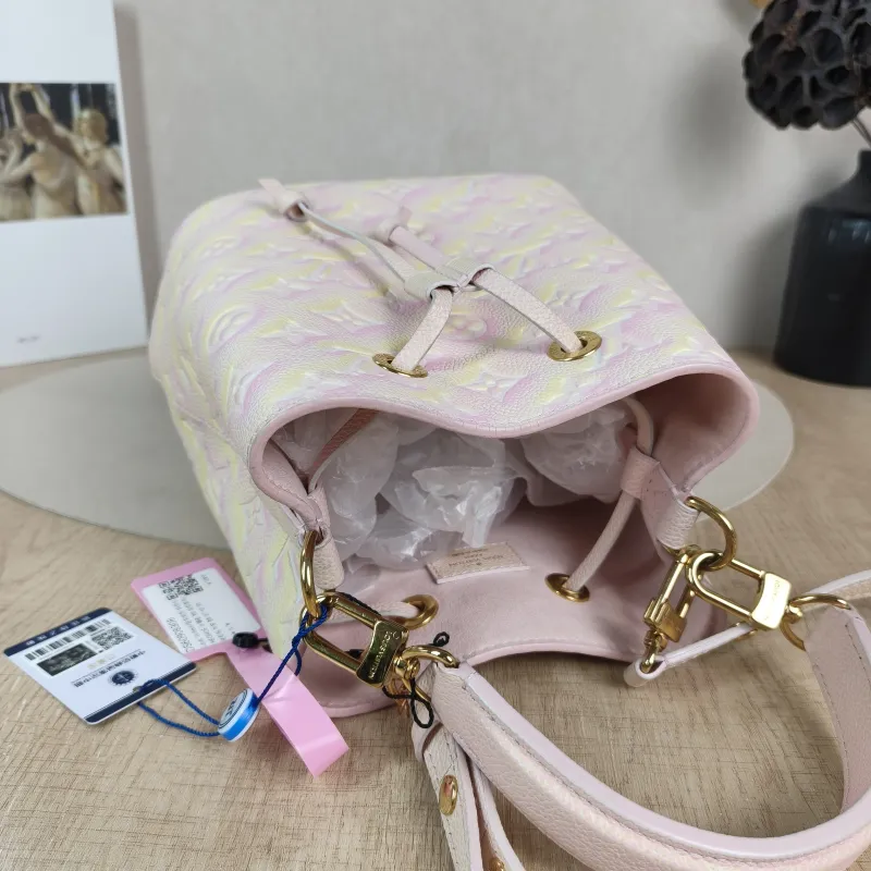 Louis Vuitton Crossbody Bag NÉONOÉ Bucket Bag BB Collection · Calfskin BB 20 × 13 × 20 cm — detail view 9 of 11
