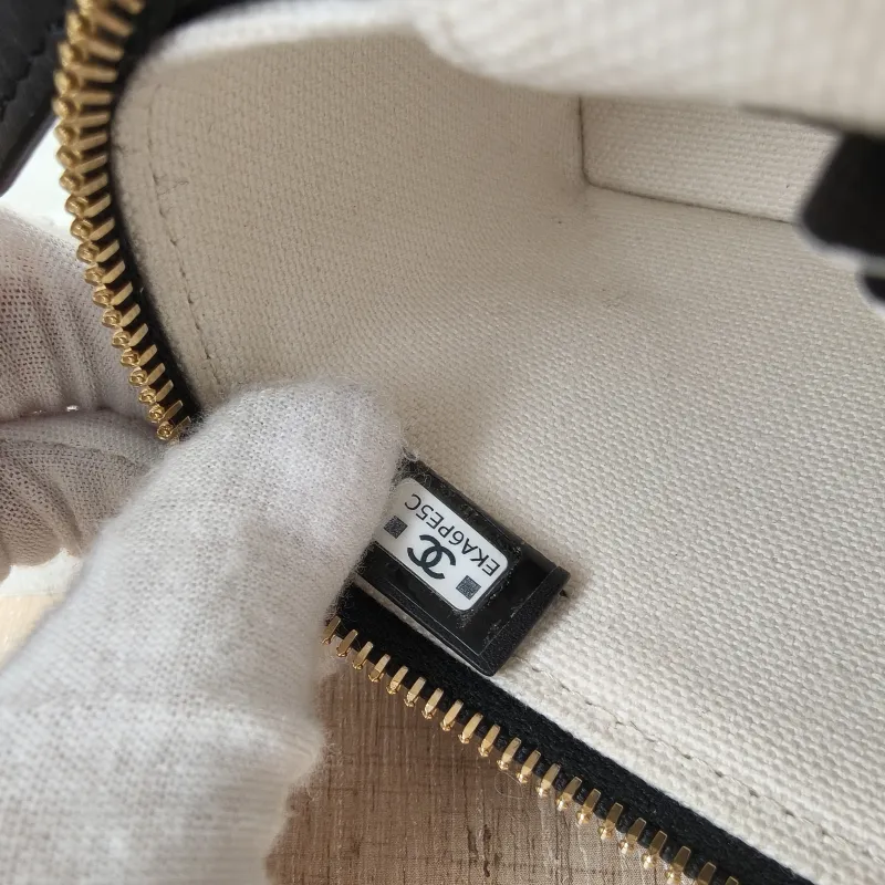 Chanel Crossbody Bag coco-beach Collection lp White Black One Size 19.5 × 5 × 17 cm — detail view 7 of 13
