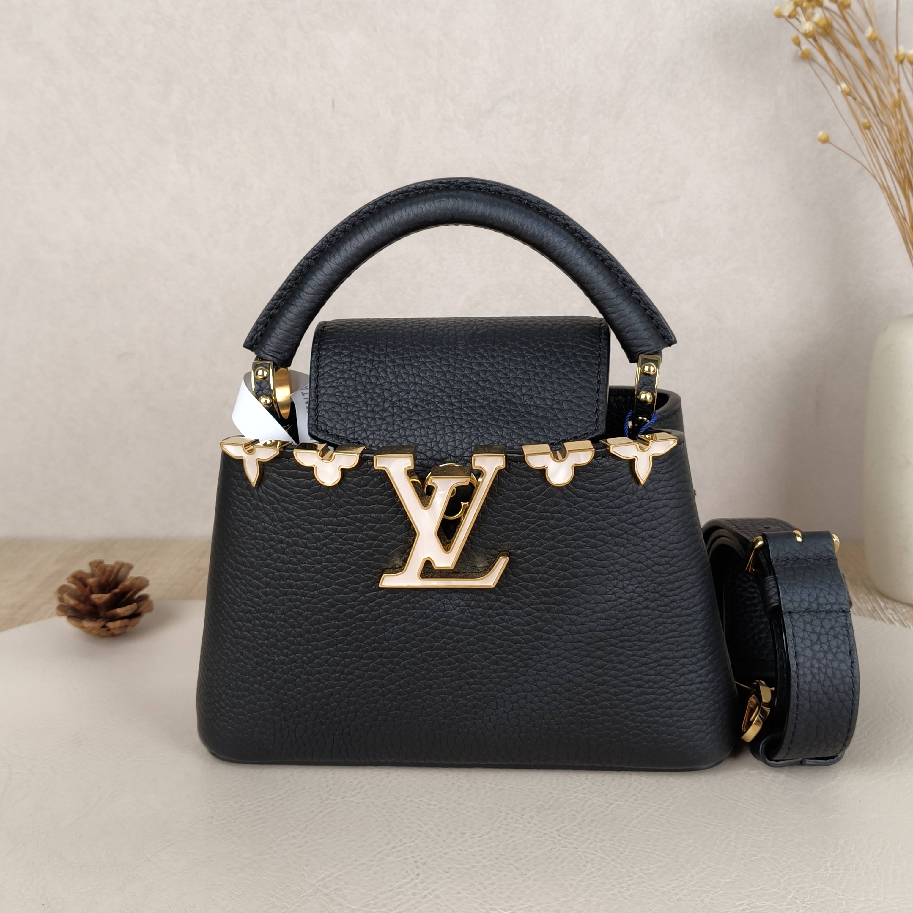 Louis Vuitton Crossbody Bag Capucines Black · Calfskinmini21 × 8 × 14 cm
