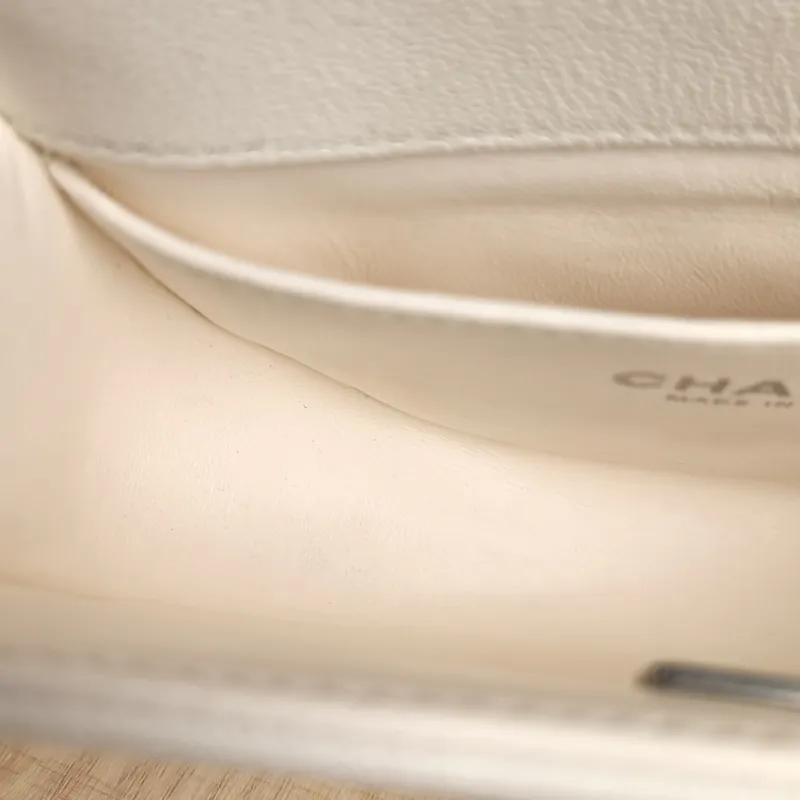Chanel Crossbody Bagleboy White Grained Calfskin Small18 × 6 × 12.5 cm — detail view 8 of 12