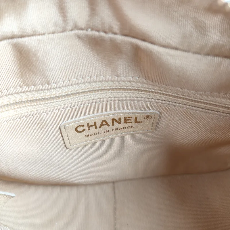 Chanel Crossbody Bag Crossbody Bag Beige Lambskin One Size19 × 8 × 13 cm — detail view 8 of 13