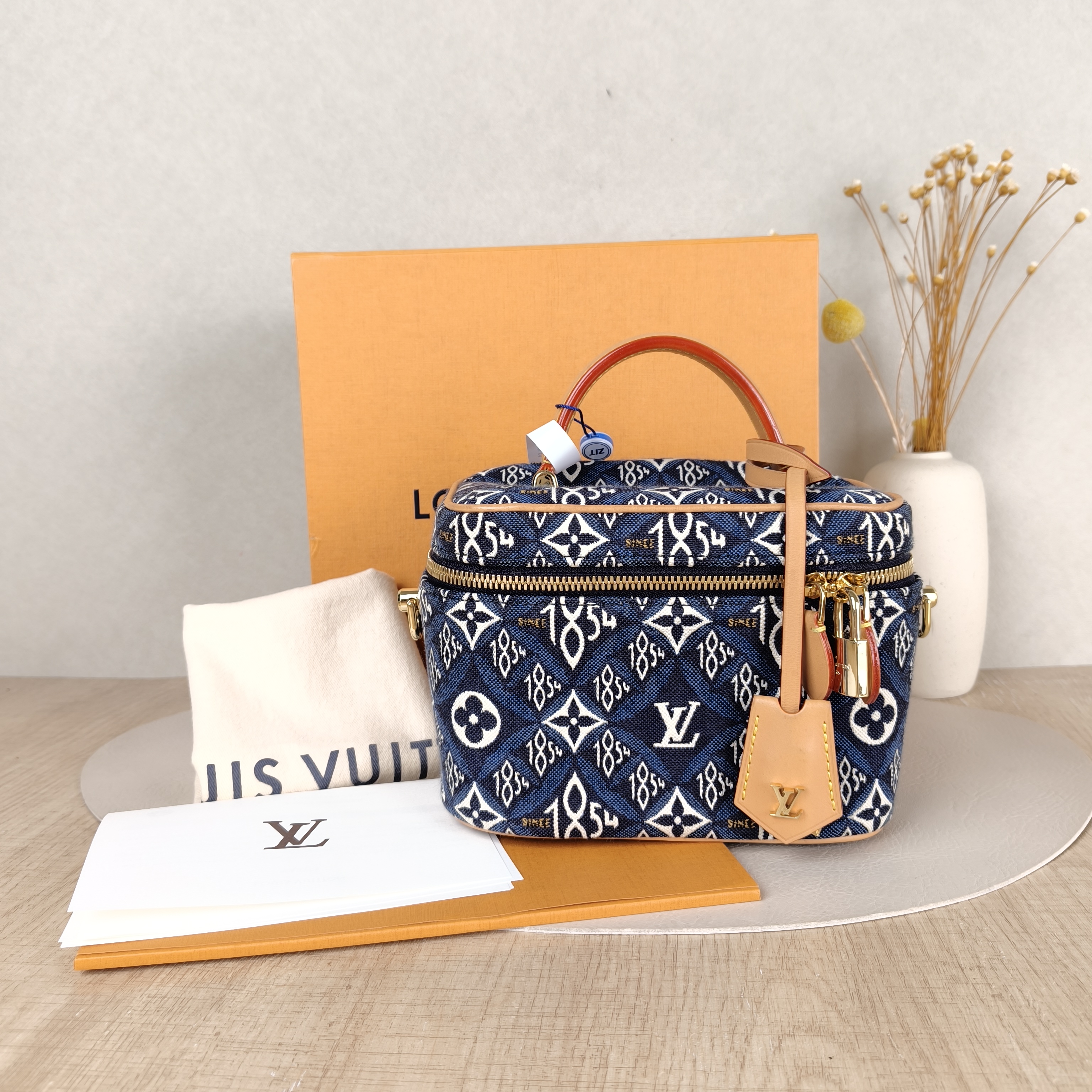 Louis Vuitton Shoulder Bag VANITY Cosmetic Bag Blue Small19 × 11 × 13 cm — cover view 3 of 6