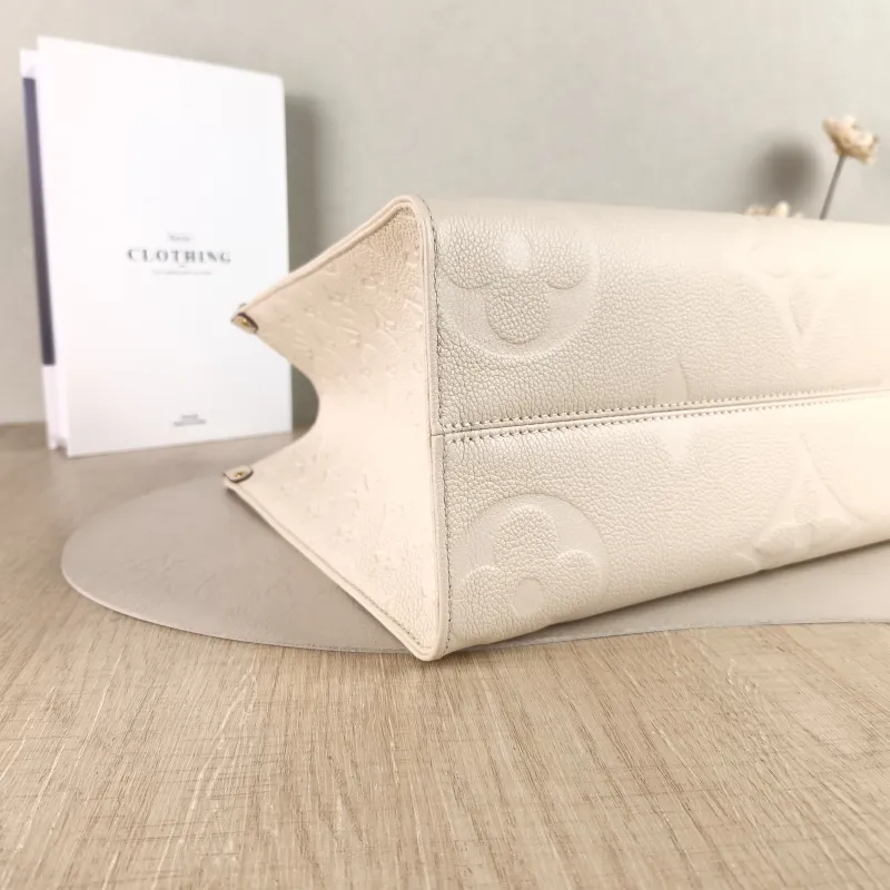 Louis Vuitton Shoulder Bag Onthego Medium White Monogram Empreinte Embossed Calfskin Medium 35 × 14 × 27 cm — detail view 6 of 10
